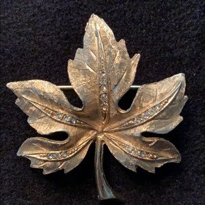 Vintage leaf 🍁 brooch.